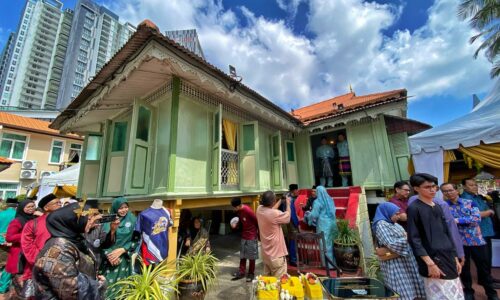 Teratak 100 tahun medan pertemuan 400 ahli keluarga