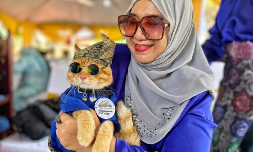 King Oyen segak berbaju melayu ‘royal blue’