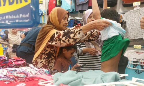 Syukur, cucu dapat baju raya