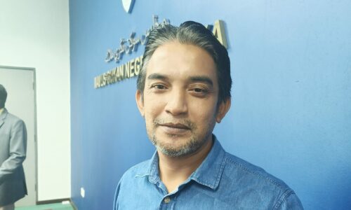 Dua emas tiga perak, realistik