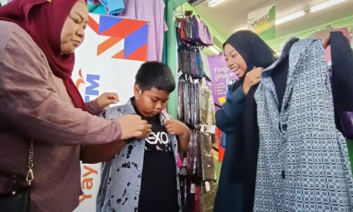 Baju raya hadiah bermakna Erina