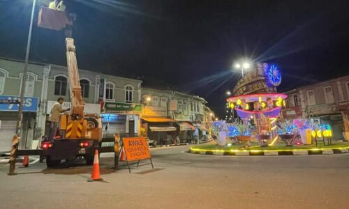 Lampu warna-warni ‘hidupkan’ suasana malam di Jasin