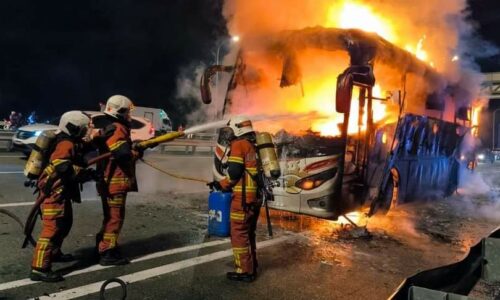 Bas ekspres terbakar: 16 terselamat