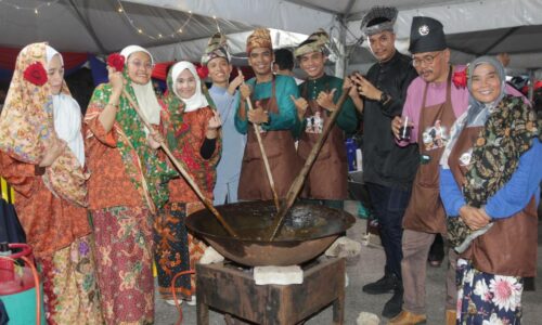 Berbusana ‘opah’ masak juadah tradisional
