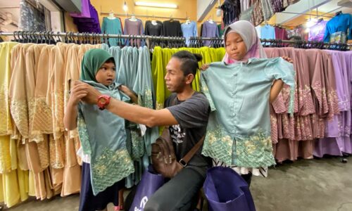 Seronok teman anak pilih baju raya