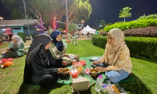 Berbuka gaya berkelah di Dataran MBMB