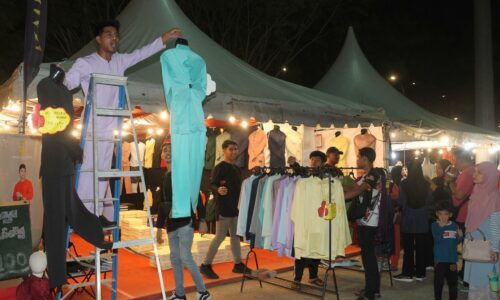 Aura TMM2024 bantu peniaga bazar di Melaka