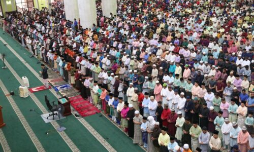 TYT tunai solat sunat Aidilfitri di Masjid Al-Azim