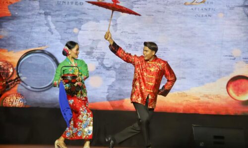 Persembahan pembukaan Panggung Bangsawan tawan hati pengunjung