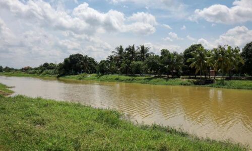 Elak memancing, berada di tebing sungai