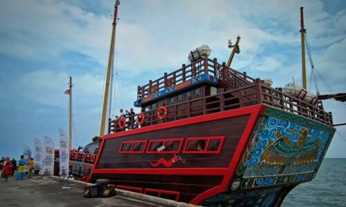 Kapal layar kayu terbesar dunia berlabuh di Melaka