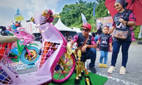 Suami isteri sanggup berhabis demi motosikal ‘pink’