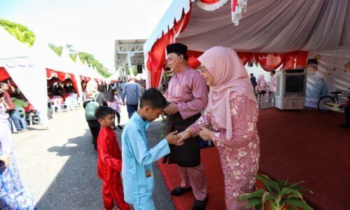 Rumah terbuka DUN Ayer Molek erat silaturahim