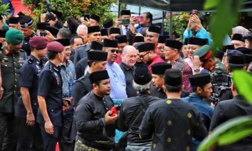 Agong berkenan berangkat ke Rumah Terbuka Aidilfitri Ketua Menteri Melaka
