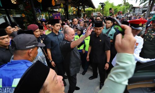 Sultan Ibrahim berkenan luang masa lebih satu jam di Kampung Pulau