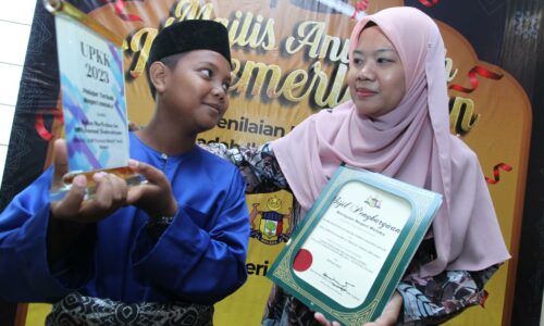 Ibu tunggal terharu anak diiktiraf murid terbaik UPKK