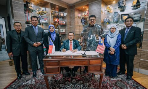 Azhar lakukan kunjungan hormat ke atas Ketua Menteri