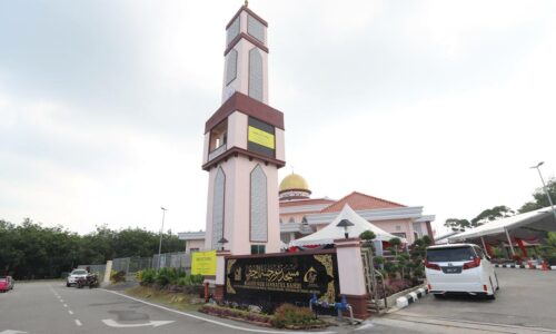 Penduduk terharu masjid kampung dimasyhur nama Agong