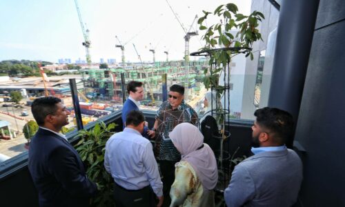 Ab Rauf tinjau perkembangan Texas Instruments