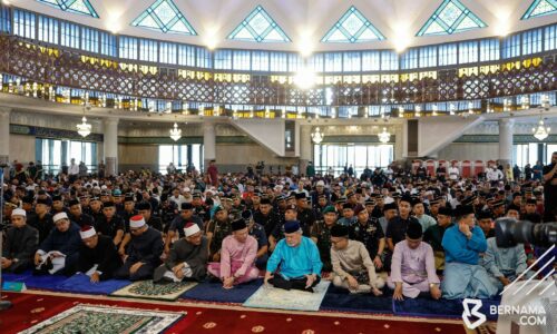 Istiadat pertabalan: Agong sertai ribuan jemaah dengar khutbah Jumaat khas