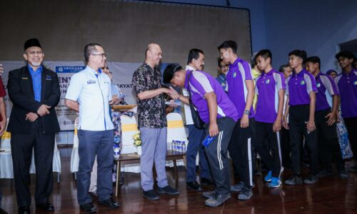 300 pelajar tingkatan 5 DUN Asahan terima bantuan persekolahan