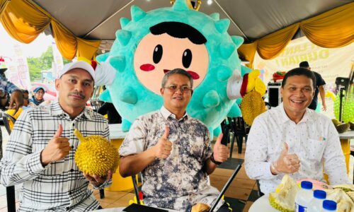 Meh ‘melantak’ durian di Menara Taming Sari
