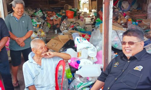 Ab Rauf ziarah warga emas uzur di Kampung Baru On Lok