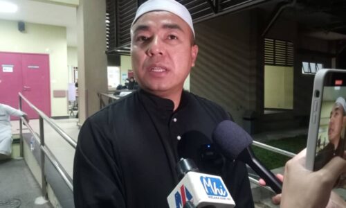 MUKA ANAK BIRU, MULUT BERDARAH – BAPA