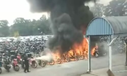 KEBAKARAN DI TEMPAT LETAK KENDERAAN KILANG BABITKAN 26 MOTOSIKAL