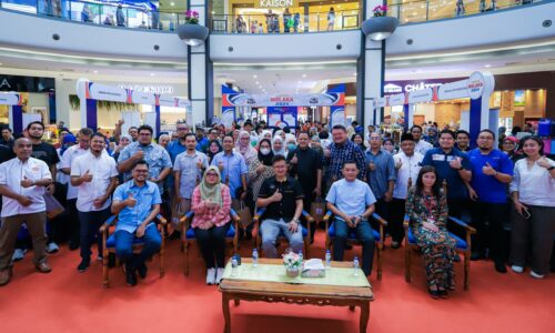 MELAKA BANTU PRODUK USAHAWAN TEMBUSI PASAR RAYA, STESEN MINYAK