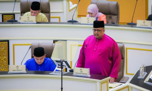 PENJAWAT AWAM MELAKA DAPAT DUA BANTUAN KHAS KEWANGAN