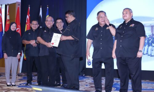 MELAKA TERUSKAN ANUGERAH ‘THE BEST CEO OF THE YEAR’