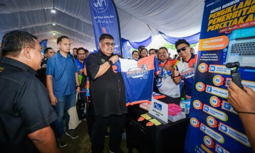 W.R.U.R: KETUA MENTERI PROMOSI PRODUK MELAKA HARI INI