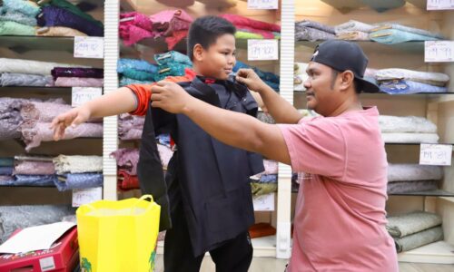 REZEKI ANAK DAPAT BAJU RAYA PERCUMA