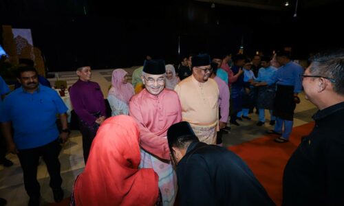 LEBIH 2,000 PENJAWAT AWAM MELAKA DIRAI PADA MAJLIS IHYA RAMADAN