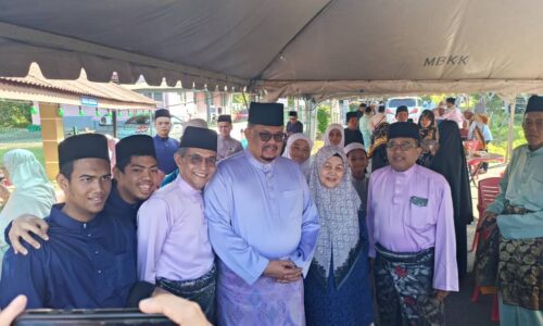 KETUA MENTERI SOLAT SUNAT AIDILFITRI BERSAMA LEBIH 500 PENDUDUK KAMPUNG PULAU