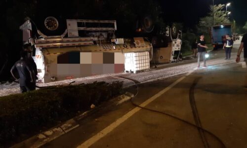 LORI TANGKI BAWA MUATAN 22,000 LITER PETROL DAN DIESEL TERBALIK, PEMANDU CEDERA