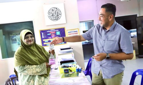 DULU DIANGGAP āGILAā, KINI WANITA CONTOH