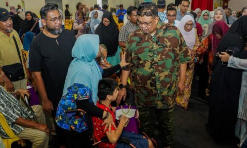 CERIA TERIMA SUMBANGAN AIDILFITRI