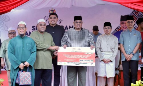 GOLONGAN MEMERLUKAN PARLIMEN JASIN TERIMA SUMBANGAN RAMADAN