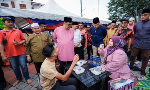LEBIH 1,500 IFTAR SANTAI BERSAMA KETUA MENTERI DI BANDA HILIR