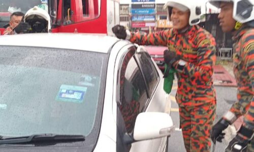 BOMBA SELAMAT DUA BERADIK TERKUNCI DALAM KERETA