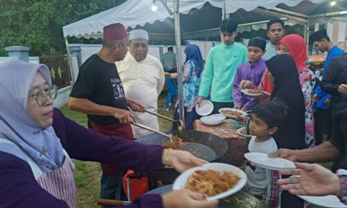 LEBIH 1,000 MERIAHKAN MAJLIS BERBUKA PUASA POGHUT AYER LIMAU