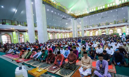 TYT BERSAMA 10,000 UMAT ISLAM TUNAI SOLAT SUNAT AIDILFITRI DI MASJID AL-AZIM