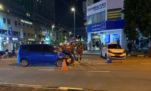 TIGA CEDERA DALAM KEMALANGAN DUA BUAH KERETA