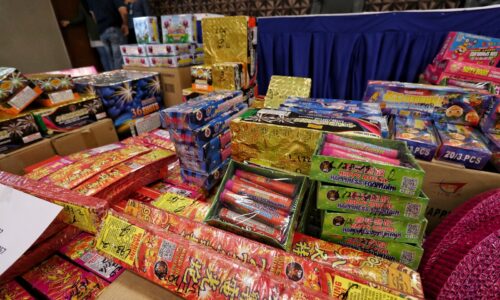 MELAKA BENARKAN JUALAN BUNGA API, MERCUN 20 HARI SEBELUM RAYA