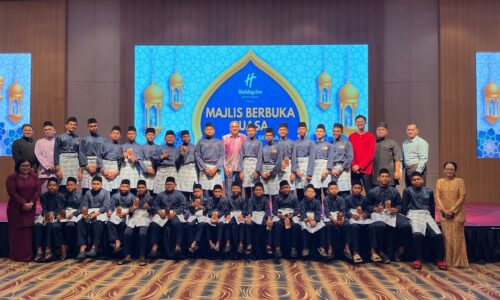 HOLIDAY INN MELAKA SANTUNI 30 ANAK YATIM BERBUKA PUASA
