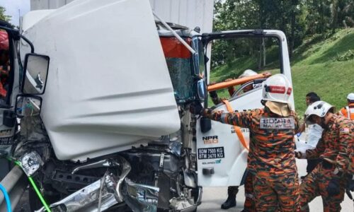 PEMANDU MAUT TERSEPIT DALAM KEMALANGAN BABIT DUA LORI