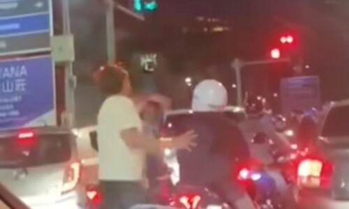 TUMBUK KEPALA PENUNGGANG MOTOSIKAL, LELAKI DITAHAN POLIS