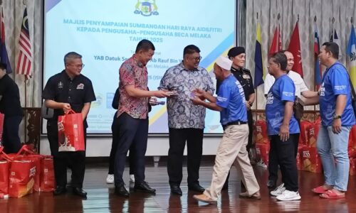 KETUA MENTERI SAMPAIKAN SUMBANGAN AIDILFITRI KEPADA 260 PENGUSAHA BECA